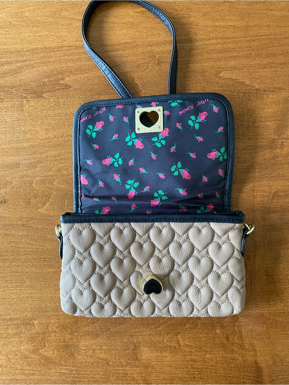 Betsey Johnson Quilted Heart Crossbody Bag in black/beige - Picture 4 of 6